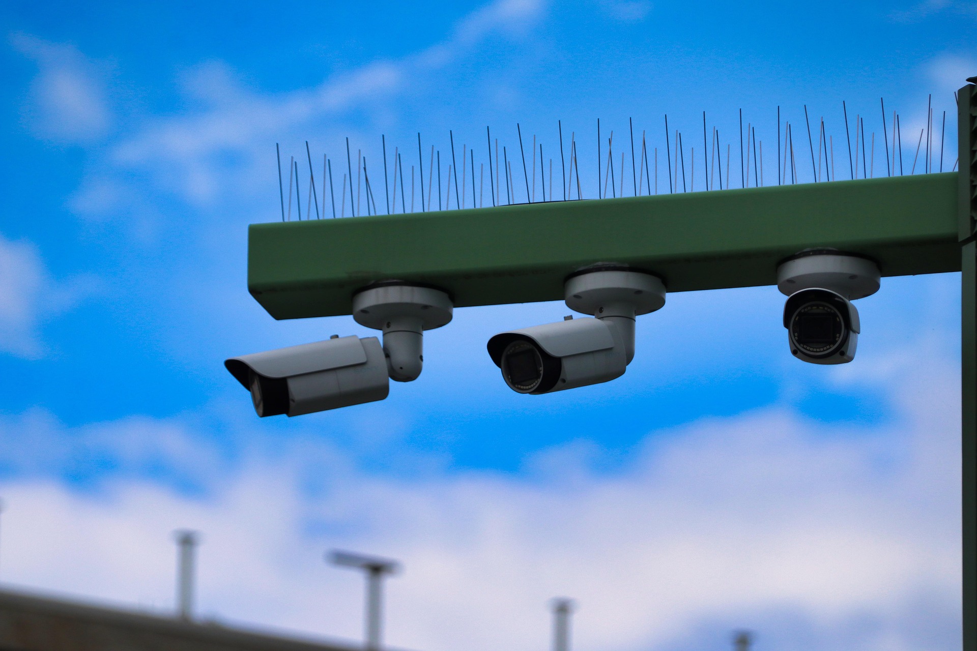 Avanços na tecnologia de lentes de segurança para pouca luz: luz negra F1.0 versus iluminação infravermelha