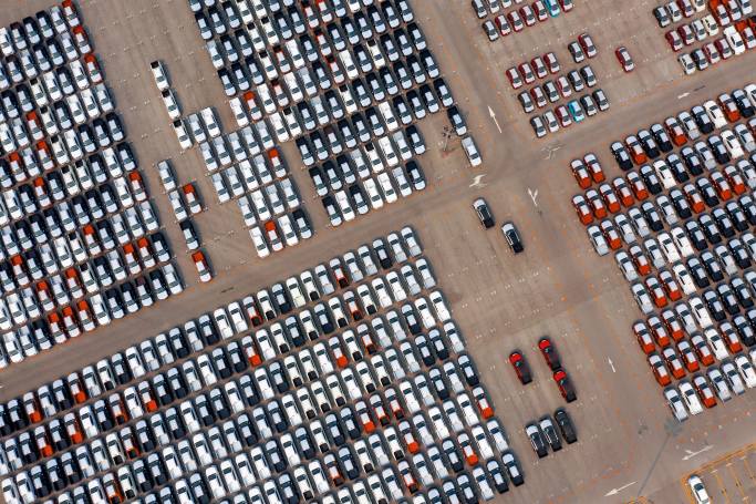 Construindo sistemas de estacionamento mais inteligentes com tecnologia avançada de lentes de câmera